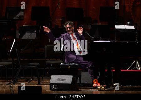 Buenos Aires, Argentinien. Oktober 2021. Fito Paez tritt während des Konzerts auf.am 70. Geburtstag wurde der argentinische Musiker Charly García mit einer Show von Fito Páez im Colón Theater geehrt. Kredit: SOPA Images Limited/Alamy Live Nachrichten Stockfoto