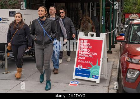 New York, Usa. Oktober 2021. Menschen gehen an einem Straßenschild vorbei, um die Menschen zum Wahllokal in der Sullivan St. 155 in SoHo zu bringen, am ersten Tag, an dem sie für die Bürgermeisterwahlen in New York City vorgewählt haben. Kredit: SOPA Images Limited/Alamy Live Nachrichten Stockfoto