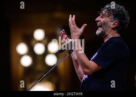 Buenos Aires, Argentinien. Oktober 2021. Fito Paez tritt während des Konzerts auf.am 70. Geburtstag wurde der argentinische Musiker Charly García mit einer Show von Fito Páez im Colón Theater geehrt. Kredit: SOPA Images Limited/Alamy Live Nachrichten Stockfoto