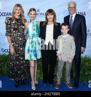 LAGUNA BEACH, ORANGE COUNTY, KALIFORNIEN, USA - 23. OKTOBER: Die Schauspielerin Laura dern, die Schauspielerin January Jones, die Schauspielerin Mary Steenburgen, Xander Dane Jones und der Schauspieler Ted Danson kommen zur 14. Jährlichen Oceana SeaChange Sommerparty, die am 23. Oktober 2021 in einer Privatresidenz in Laguna Beach, Orange County, Kalifornien, USA, stattfindet. (Foto von Xavier Collin/Image Press Agency/Sipa USA) Stockfoto