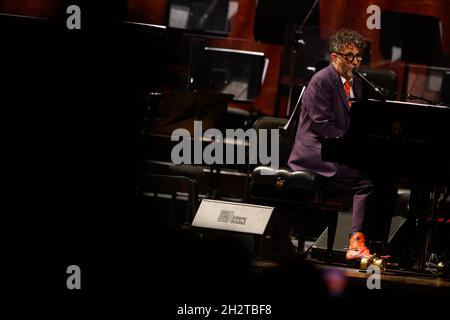 Buenos Aires, Argentinien. Oktober 2021. Fito Paez tritt während des Konzerts auf.am 70. Geburtstag wurde der argentinische Musiker Charly García mit einer Show von Fito Páez im Colón Theater geehrt. (Foto: Manuel Cortina/SOPA Images/Sipa USA) Quelle: SIPA USA/Alamy Live News Stockfoto