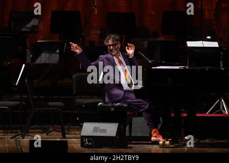 Buenos Aires, Argentinien. Oktober 2021. Fito Paez tritt während des Konzerts auf.am 70. Geburtstag wurde der argentinische Musiker Charly García mit einer Show von Fito Páez im Colón Theater geehrt. (Foto: Manuel Cortina/SOPA Images/Sipa USA) Quelle: SIPA USA/Alamy Live News Stockfoto