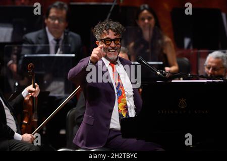 Buenos Aires, Argentinien. Oktober 2021. Fito Paez reagiert während des Konzerts: Am 70. Geburtstag wurde der argentinische Musiker Charly García mit einer Show von Fito Páez im Colón Theater geehrt. (Foto: Manuel Cortina/SOPA Images/Sipa USA) Quelle: SIPA USA/Alamy Live News Stockfoto