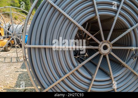 Eine Kabelspule an einer Baustelle am Straßenrand Stockfoto