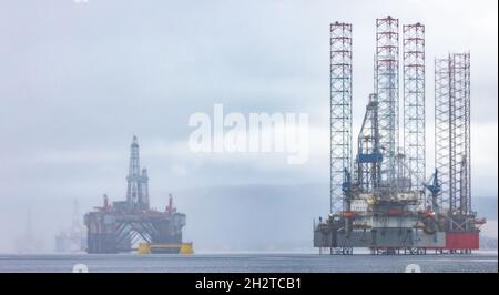 Ölbohrinseln im Nebel, gelagert im Cromarty Firth, Schottland von Cromarty Stockfoto