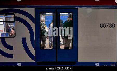 Moskau, Russland. Oktober 2021. Menschen mit Gesichtsmasken betreten die Moskauer U-Bahn-Kutsche. Der Moskauer Bürgermeister Sergei Sobyanin führte durch sein Dekret eine vorübergehende Sperrung des Territoriums der Hauptstadt während arbeitsuntägiger Tage vom 28. Oktober bis 7. November ein. Kredit: SOPA Images Limited/Alamy Live Nachrichten Stockfoto