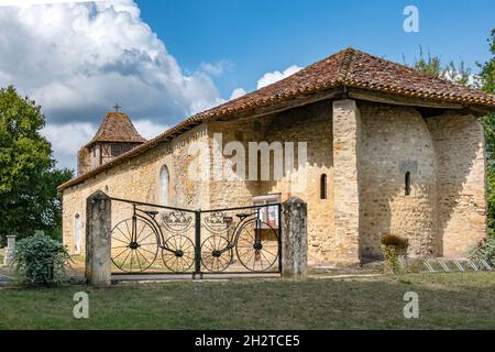 Die église du Geou aka Notre Dame des Cyclistes in der Nähe von Labastide-d'Armagnac ist eine kleine Kapelle, in der sich Radfahrer aus aller Welt zu pfingsten treffen Stockfoto