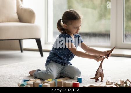 Liebenswert kleine Vorschule Kind Mädchen spielen Spielzeug. Stockfoto