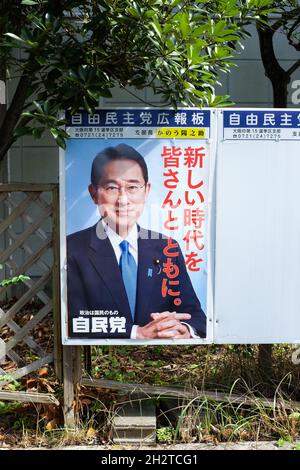 Ein Plakat für die liberal-demokratische Partei Japans (Jimintō) vor den Parlamentswahlen am 31. Oktober 2021. Das Plakat zeigt den japanischen Premierminister Fumio Kishida. Stockfoto