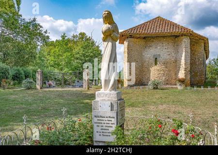 Die église du Geou aka Notre Dame des Cyclistes in der Nähe von Labastide-d'Armagnac ist eine kleine Kapelle, in der sich Radfahrer aus aller Welt zu pfingsten treffen Stockfoto