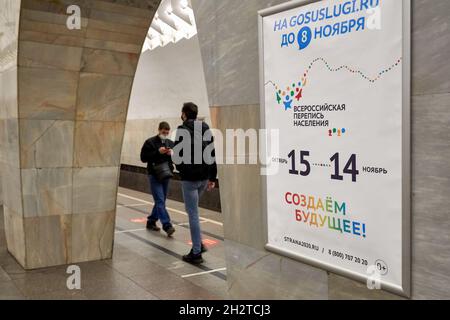 Moskau, Russland. Oktober 2021. Auf dem Bahnsteig der Moskauer U-Bahn-Station sind Menschen zu sehen. Der Moskauer Bürgermeister Sergei Sobyanin führte durch sein Dekret eine vorübergehende Sperrung des Territoriums der Hauptstadt während arbeitsuntägiger Tage vom 28. Oktober bis 7. November ein. (Foto von Mihail Siergiejevicz/SOPA Images/Sipa USA) Quelle: SIPA USA/Alamy Live News Stockfoto