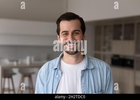 Porträt eines jungen lächelnden, gutaussehenden Mannes. Stockfoto