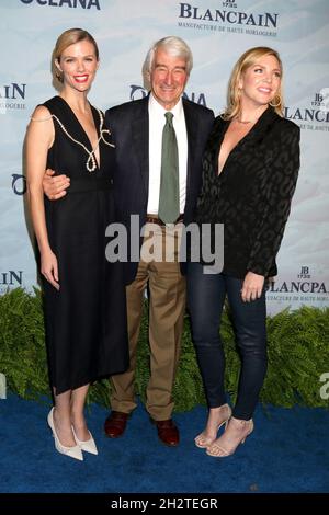 Laguna Beach, Kalifornien. Oktober 2021. Brooklyn Decker, Sam Waterston, June Diane Raphael bei der Ankunft zur 14. Jährlichen SeaChange Summer Party, private Residenz, Laguna Beach, CA 23. Oktober 2021. Kredit: Priscilla Grant/Everett Collection/Alamy Live Nachrichten Stockfoto