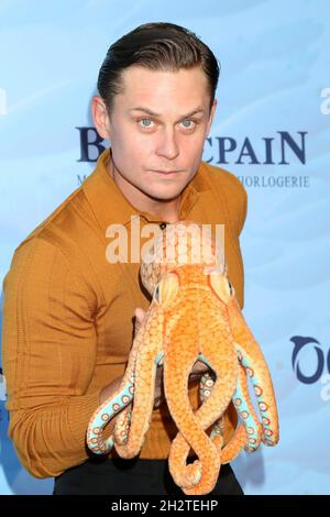 Laguna Beach, Kalifornien. Oktober 2021. Billy Magnussen bei der Ankunft zur 14. Jährlichen SeaChange Summer Party, private Residenz, Laguna Beach, CA, 23. Oktober 2021. Kredit: Priscilla Grant/Everett Collection/Alamy Live Nachrichten Stockfoto