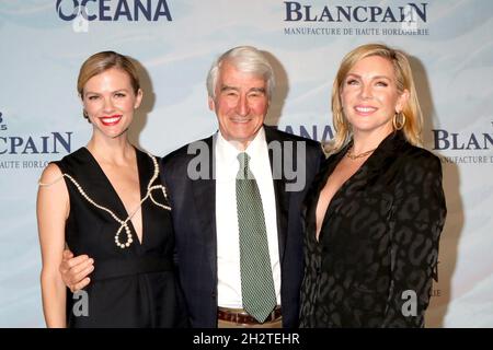 Laguna Beach, Kalifornien. Oktober 2021. Brooklyn Decker, Sam Waterston, June Diane Raphael bei der Ankunft zur 14. Jährlichen SeaChange Summer Party, private Residenz, Laguna Beach, CA 23. Oktober 2021. Kredit: Priscilla Grant/Everett Collection/Alamy Live Nachrichten Stockfoto