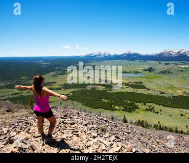 Rückansicht einer Wandererin, die im Yellowstone National Park, USA, ruht Stockfoto