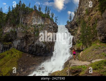 Rückansicht einer Wandererin, die im Yellowstone National Park, USA, ruht Stockfoto