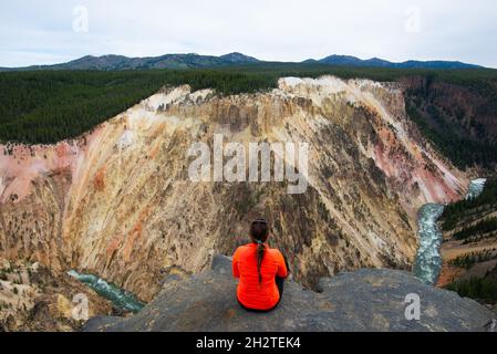 Rückansicht einer Wandererin, die im Yellowstone National Park, USA, ruht Stockfoto