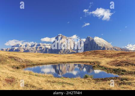 Dolomitenspiegelung, Blick von der Seiser Alm auf das Sellastock mit Plattkofel und Langkofel Stockfoto