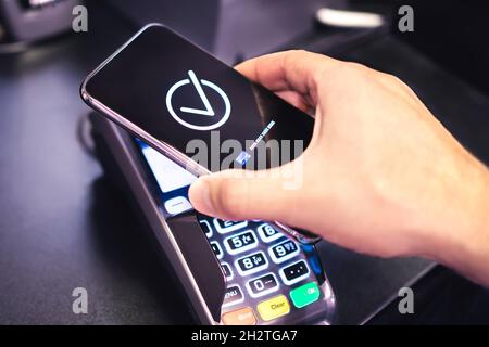 Bezahlen mit Telefon. Kontaktloses Bezahlen mit dem Smartphone. Digitale mobile Geldbörse. Drahtlose nfc-Geldtransaktion im Geschäft, Geschäft, Bar oder Café. Stockfoto
