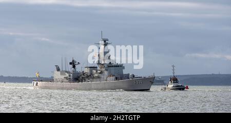F930 Leopold I. eine Fregatte der belgischen Streitkräfte in Karel-Klasse nähert sich Portsmouth Harbour, Portsmouth, Hampshire, England, Großbritannien Stockfoto