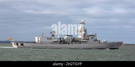 F930 Leopold I. eine Fregatte der belgischen Streitkräfte in Karel-Klasse nähert sich Portsmouth Harbour, Portsmouth, Hampshire, England, Großbritannien Stockfoto
