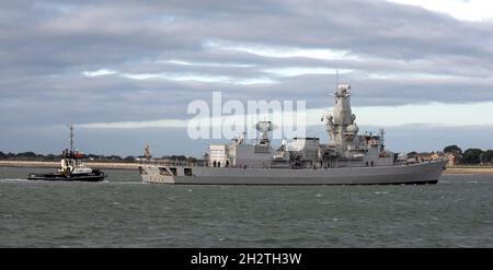 F930 Leopold I. eine Fregatte der belgischen Streitkräfte in Karel-Klasse nähert sich Portsmouth Harbour, Portsmouth, Hampshire, England, Großbritannien Stockfoto