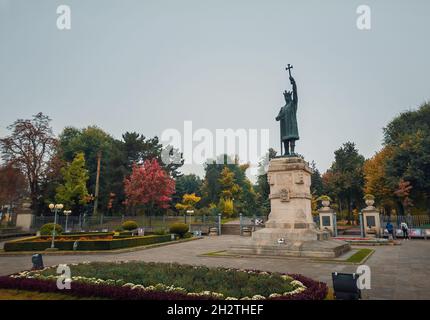 Stephen III das große Denkmal (Stefan cel Mare Statue) vor dem Park an einem regnerischen Herbsttag, Chisinau Stadt, Moldawien Stockfoto