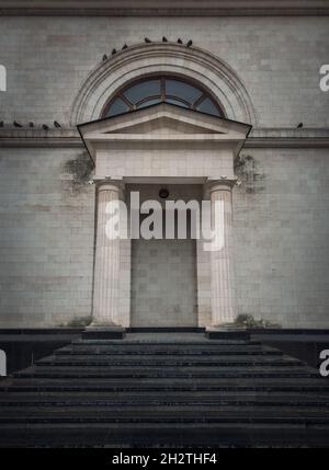 Versteckte Tür in der Wand. Tarnung der Tür, mit Kalksteinmauerwerk bedeckt. Gefälschter Eintrag im Gebäude Stockfoto