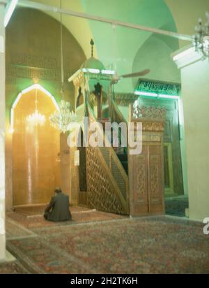 INNENRAUM MEZQUITA DJAMI ZOKARIYA-1213-MUSULMAN ANTE EL MIHRAB-ALMIMBAR DE TARACEA. Lage: MEZQUITA OMEYA. ALEPO. Stockfoto