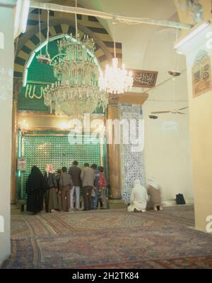 INNENRAUM MEZQUITA DJAMI ZOKARIYA-1213-MUSULMANES EN ORACION. Lage: MEZQUITA OMEYA. ALEPO. Stockfoto