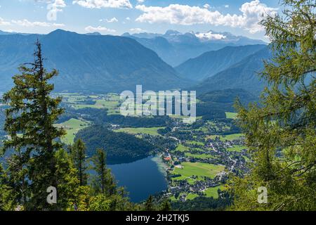 Panoramablick auf den Altausseersee, Ausseerland, Salzkammergut, Österreich Stockfoto