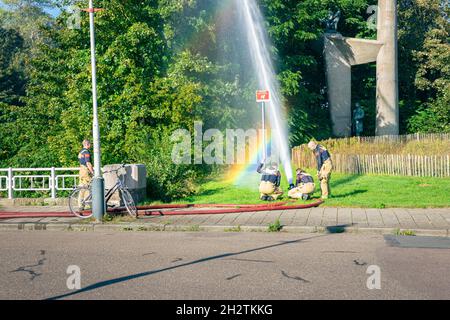 Den Haag, Niederlande - 8. Oktober 2021: Feuerwehrleute machen eine Übung in der Nähe des Troelstra-Denkmals in der Stadt Den Haag, Niederlande. Stockfoto