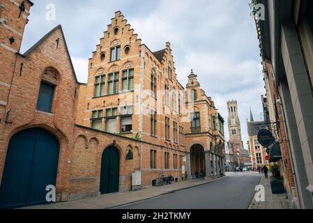 Malerische Aussicht auf alte Gebäude in einer Straße namens Eekhoutstraat in der historischen Altstadt von Brügge, Belgien. Stockfoto