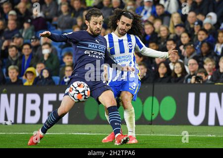 BRIGHTON, ENGLAND - 23. OKTOBER: Marc Cucurella von Brighton & Hove Albion und Bernardo Silva von Manchester City kämpfen während des Premier League-Spiels zwischen Brighton & Hove Albion und Manchester City am 23. Oktober 2021 im American Express Community Stadium in Brighton, England, um den Ball. MB-Medien Stockfoto