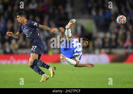 BRIGHTON, ENGLAND - 23. OKTOBER: João Cancelo von Manchester City fouls Tariq Lamptey von Brighton & Hove Albion während des Premier League-Spiels zwischen Brighton & Hove Albion und Manchester City am 23. Oktober 2021 im American Express Community Stadium in Brighton, England. MB-Medien Stockfoto