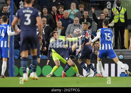 BRIGHTON, ENGLAND - 23. OKTOBER: Bernardo Silva von Manchester City erzielt das Eröffnungstreffer beim Premier League-Spiel zwischen Brighton & Hove Albion und Manchester City am 23. Oktober 2021 im American Express Community Stadium in Brighton, England. MB-Medien Stockfoto