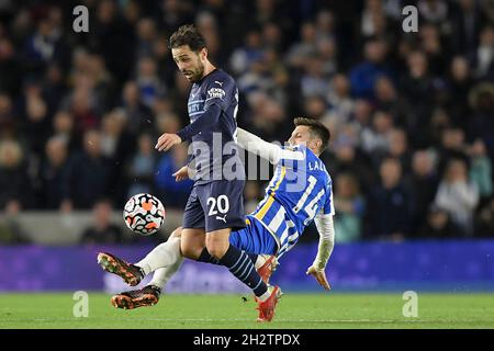 BRIGHTON, ENGLAND - 23. OKTOBER: Bernardo Silva von Manchester City und Adam Lallana von Brighton & Hove Albion kämpfen während des Premier League-Spiels zwischen Brighton & Hove Albion und Manchester City am 23. Oktober 2021 im American Express Community Stadium in Brighton, England, um den Ball. MB-Medien Stockfoto