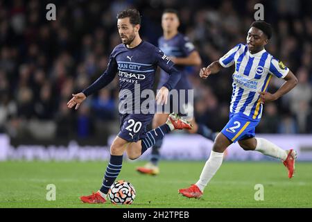 BRIGHTON, ENGLAND - 23. OKTOBER: Bernardo Silva von Manchester City und Tariq Lamptey von Brighton & Hove Albion in Aktion während des Premier League-Spiels zwischen Brighton & Hove Albion und Manchester City am 23. Oktober 2021 im American Express Community Stadium in Brighton, England. MB-Medien Stockfoto