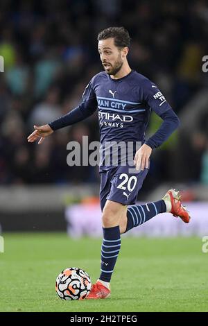 BRIGHTON, ENGLAND - 23. OKTOBER: Bernardo Silva von Manchester City in Aktion während des Premier League-Spiels zwischen Brighton & Hove Albion und Manchester City am 23. Oktober 2021 im American Express Community Stadium in Brighton, England. MB-Medien Stockfoto