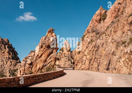 Die Straße D81 schlängelt sich durch die dramatischen Felsformationen der Calanches von Piana auf Korsika Stockfoto
