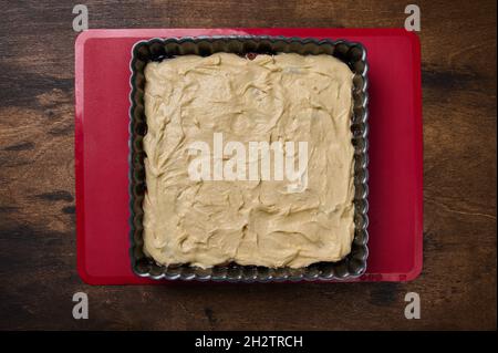 Roher Kuchen, Kuchen, Torte. Pflaumenkuchen oder Torte vorbereiten. Hausgemachtes Essen, Dessertrezept Draufsicht Stockfoto