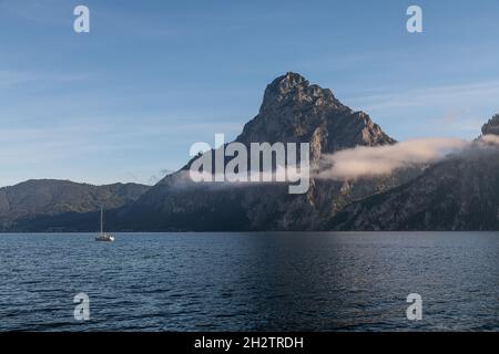 Herbstmorgen Blick auf den Traunsee und den Traunstein im Herzen des Salzkammerguts, Österreich Stockfoto