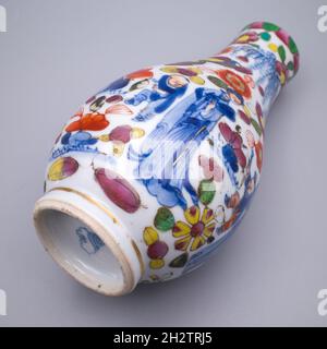 Lange Eliza Vase in Chinaglau und Weiß mit Kangxi-Muschelmarke Stockfoto