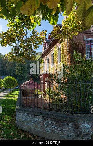 Alte Villa am Meer bedeckt mit Virginia Kriechgang unter dem Herbstlicht. Saint-Valery, Baie de Somme. Frankreich Stockfoto