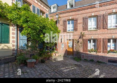 Straßenecke in der Altstadt von Saint-Valery. Somme-Bucht, Frankreich Stockfoto