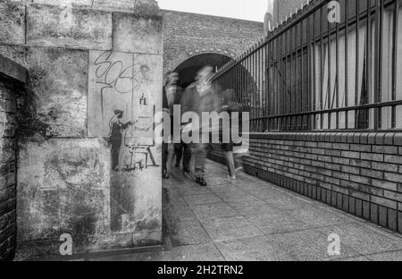 2002 Archivfoto des Fußweges unter der Blackfriars-Eisenbahnbrücke am Südufer der Themse. Mit Banksy-Graffiti. Stockfoto