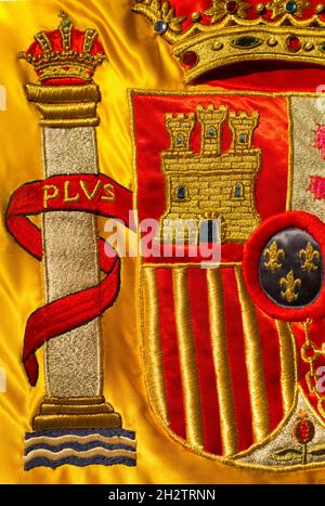 Wappen der spanischen Nation reich auf seiner Flagge bestickt. Nahaufnahme Stockfoto