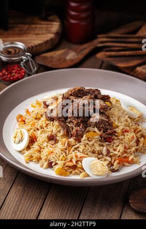 Usbekische Nationalgericht Pilaf mit Reis und Fleisch Stockfoto