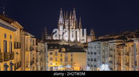 Nachtansicht der Kathedrale von Burgos, Spanien Stockfoto